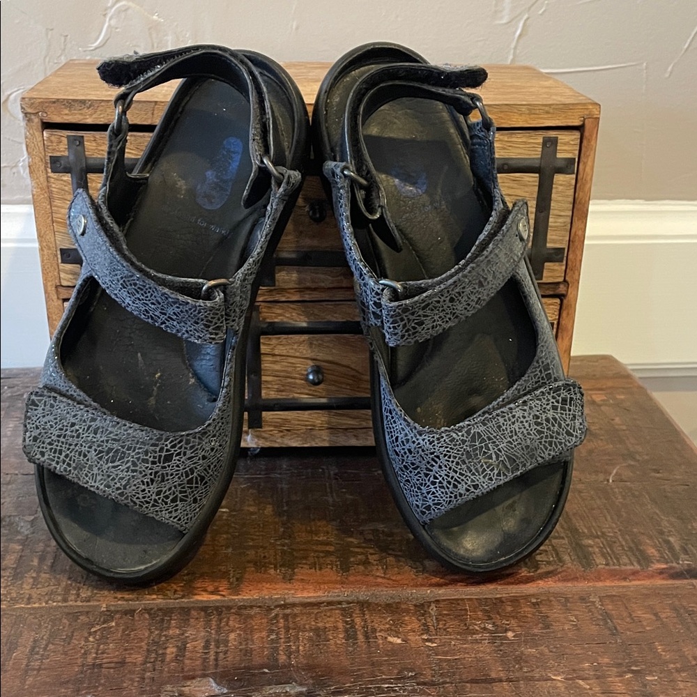 Wolky Women's Black Crackle-Texture Leather Strap Sandals